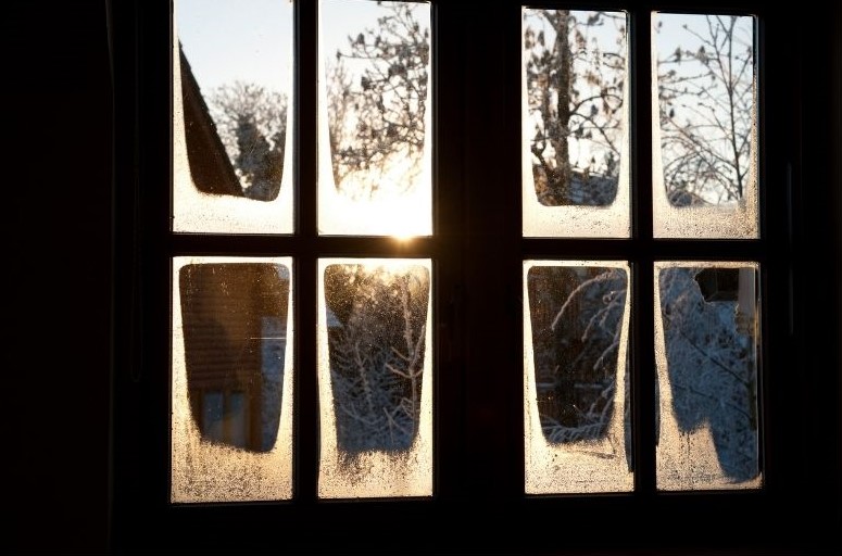 Kondenswasser im Raum oder in den Luftzwischenräumen können ein Zeichen von undichten Fenstern sein